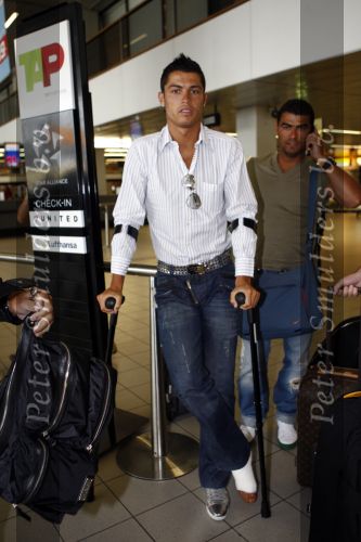 Amsterdam 8 juli 2008
Cristiano Ronaldo op krukken op vliegveld Schiphol nadat hij in Amsterdam geopereerd is aan zijn enkel.