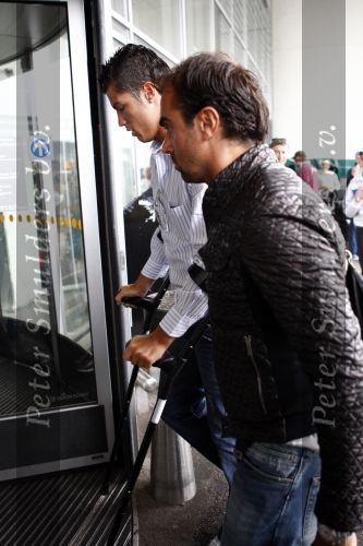 Amsterdam 8 juli 2008
Cristiano Ronaldo op krukken op vliegveld Schiphol nadat hij in Amsterdam geopereerd is aan zijn enkel.