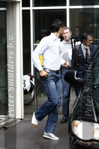 Amsterdam 8 juli 2008
Cristiano Ronaldo op krukken op vliegveld Schiphol nadat hij in Amsterdam geopereerd is aan zijn enkel.