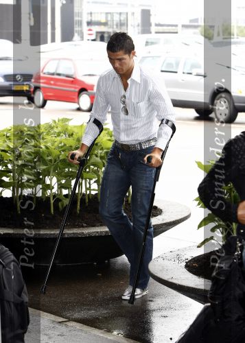 Amsterdam 8 juli 2008
Cristiano Ronaldo op krukken op vliegveld Schiphol nadat hij in Amsterdam geopereerd is aan zijn enkel.