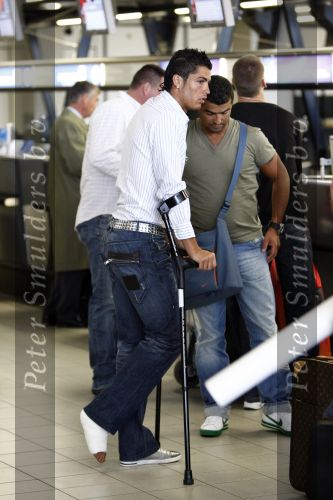 Amsterdam 8 juli 2008
Cristiano Ronaldo op krukken op vliegveld Schiphol nadat hij in Amsterdam geopereerd is aan zijn enkel.