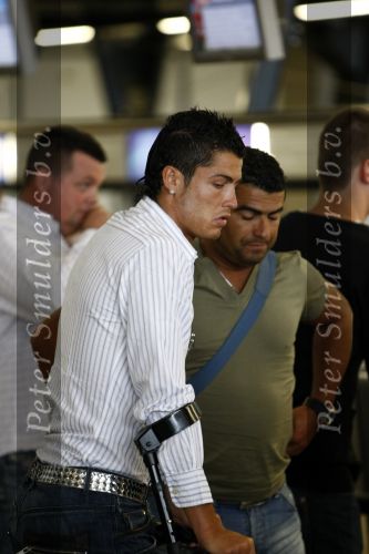 Amsterdam 8 juli 2008
Cristiano Ronaldo op krukken op vliegveld Schiphol nadat hij in Amsterdam geopereerd is aan zijn enkel.