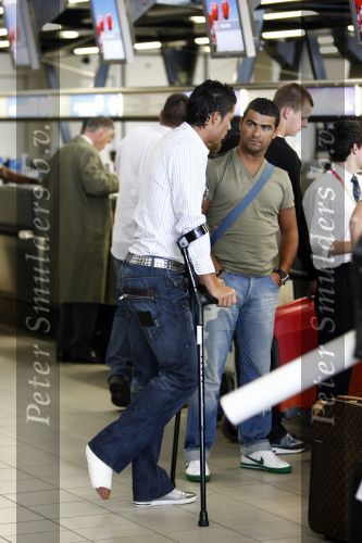 Amsterdam 8 juli 2008
Cristiano Ronaldo op krukken op vliegveld Schiphol nadat hij in Amsterdam geopereerd is aan zijn enkel.