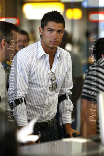 Amsterdam 8 juli 2008
Cristiano Ronaldo op krukken op vliegveld Schiphol nadat hij in Amsterdam geopereerd is aan zijn enkel.