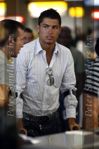 Amsterdam 8 juli 2008
Cristiano Ronaldo op krukken op vliegveld Schiphol nadat hij in Amsterdam geopereerd is aan zijn enkel.
