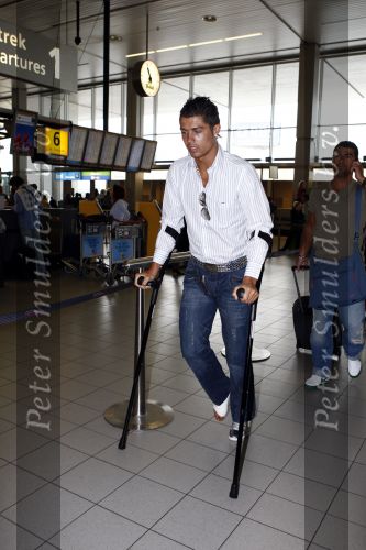 Amsterdam 8 juli 2008
Cristiano Ronaldo op krukken op vliegveld Schiphol nadat hij in Amsterdam geopereerd is aan zijn enkel.