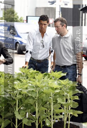 Amsterdam 8 juli 2008
Cristiano Ronaldo op krukken op vliegveld Schiphol nadat hij in Amsterdam geopereerd is aan zijn enkel.