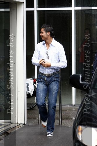 Amsterdam 8 juli 2008
Cristiano Ronaldo op krukken op vliegveld Schiphol nadat hij in Amsterdam geopereerd is aan zijn enkel.