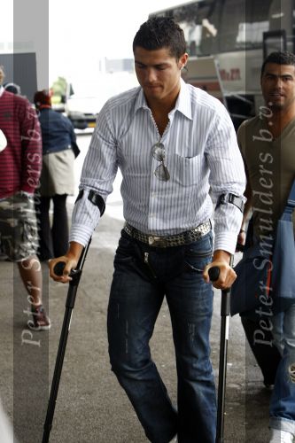 Amsterdam 8 juli 2008
Cristiano Ronaldo op krukken op vliegveld Schiphol nadat hij in Amsterdam geopereerd is aan zijn enkel.