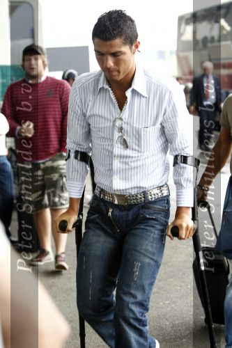 Amsterdam 8 juli 2008
Cristiano Ronaldo op krukken op vliegveld Schiphol nadat hij in Amsterdam geopereerd is aan zijn enkel.