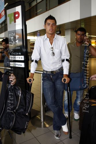 Amsterdam 8 juli 2008
Cristiano Ronaldo op krukken op vliegveld Schiphol nadat hij in Amsterdam geopereerd is aan zijn enkel.