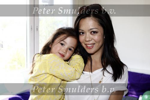 Amsterdam 13 mei 2009
feestje van blad mama bij strand west. Cystine Carreon met dochter
Peter Smulders bv