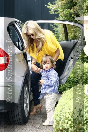 Uitgeest 3 juni 2008
Sylvie v d Vaart en zoon Damian komen thuis nadat papa Rafael vertrokken is met het Nederlands elftal naar Zwitserland voor het EK.