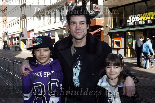 Amsterdam 21 maart 2009
Premiere Monsters vs Aliens in Tuschinski. daniel Boissevain met zijn kinderen
Peter Smulders bv