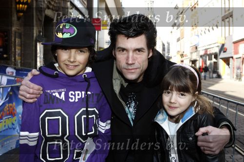 Amsterdam 21 maart 2009
Premiere Monsters vs Aliens in Tuschinski. daniel Boissevain met zijn kinderen
Peter Smulders bv
