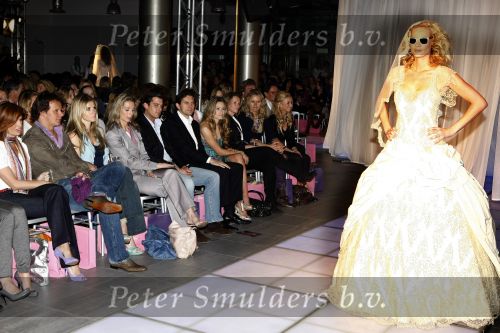 Amsterdam 16 maart 2008
danielle Overgaag bij modeshow Danie Bles waar ze met veel belangstelling naar de trouwjurken keek. danielle Overgaag Estelle Gullit en Leco v Zadelhoff zaten bij Danielle op de eerste rij.
Peter Smulders bv