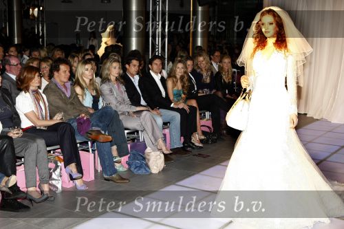 Amsterdam 16 maart 2008
danielle Overgaag bij modeshow Danie Bles waar ze met veel belangstelling naar de trouwjurken keek. danielle Overgaag Estelle Gullit en Leco v Zadelhoff zaten bij Danielle op de eerste rij.
Peter Smulders bv