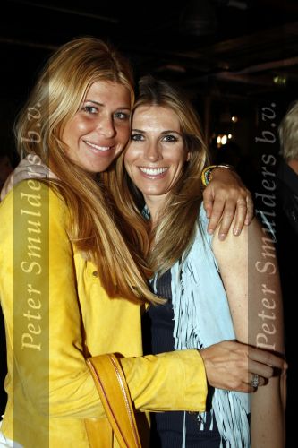 Amsterdam 16 maart 2008
danielle Overgaag bij modeshow Danie Bles waar ze met veel belangstelling naar de trouwjurken keek. danielle Overgaag Estelle Gullit en Leco v Zadelhoff zaten bij Danielle op de eerste rij.
Peter Smulders bv