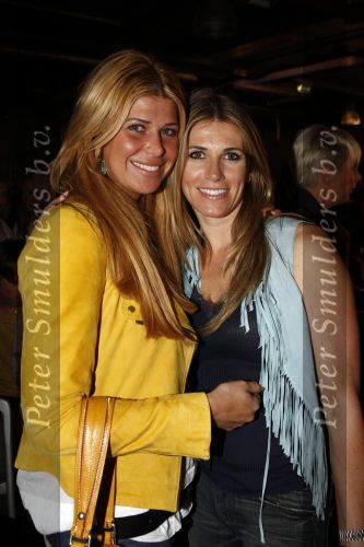 Amsterdam 16 maart 2008
danielle Overgaag bij modeshow Danie Bles waar ze met veel belangstelling naar de trouwjurken keek. danielle Overgaag Estelle Gullit en Leco v Zadelhoff zaten bij Danielle op de eerste rij.
Peter Smulders bv