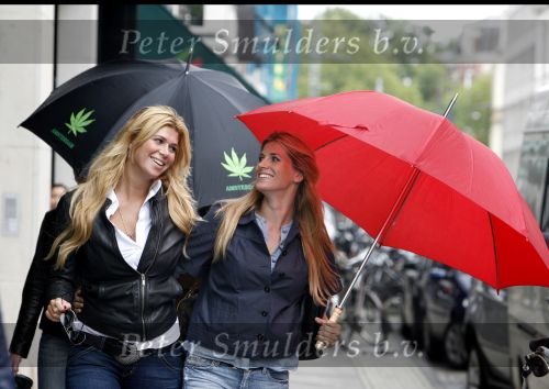 Amsterdam 26 juni 2007
Estelle Gullit en Danielle Overgaag onder de paraplu op de pc hooftstraat.