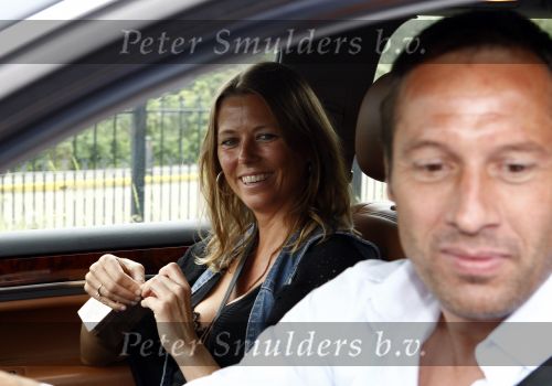 Noordwijk 3 juni 2008
Het Nederlands elftal vertrekt vanaf hotel huis ter Duin naar Schiphol voor het EK voetbal in Zwitserland en Oostenrijk.
 John v t Schip en zijn vrouw Danielle v t Schip