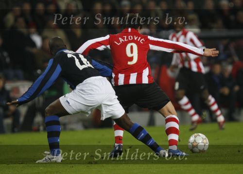 Eindhoven, 12 December 2007
Champions League wedstrijd PSV-Internationale Milan, eindstand 0-1 Seizoen 2007/2008
Danko Lazovic in duel met Nelson Enrique Lopez Rivas
