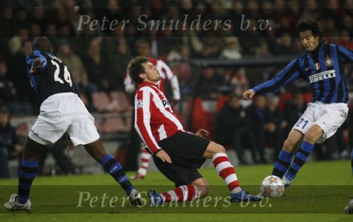 Eindhoven, 12 December 2007
Champions League wedstrijd PSV-Internationale Milan, eindstand 0-1 Seizoen 2007/2008
Danko Lazovic in duel met Nelson Enrique Lopez Rivas (24) en Santiago Solari