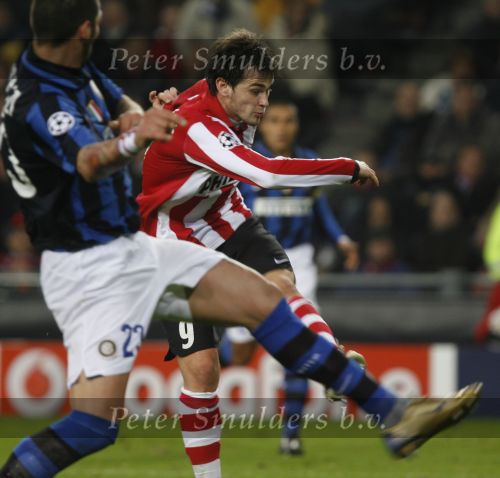 Eindhoven, 12 December 2007
Champions League wedstrijd PSV-Internationale Milan, eindstand 0-1 Seizoen 2007/2008 Danko Lazovic in duel met Marco Materazzi