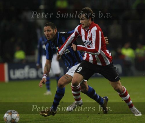 Eindhoven, 12 December 2007
Champions League wedstrijd PSV-Internationale Milan, eindstand 0-1 Seizoen 2007/2008 Danko Lazovic in duel met Marco Materazzi