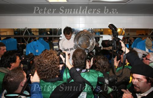 Arnhem, 20 April 2008 Kompetitiewedstrijd Vitesse-PSV, eindstand 0-1 Seizoen 2007/2008
PSV Landskampioen en wordt er dus feest gevierd
Danko Lazovic is blij en toont de kampioensschaal
