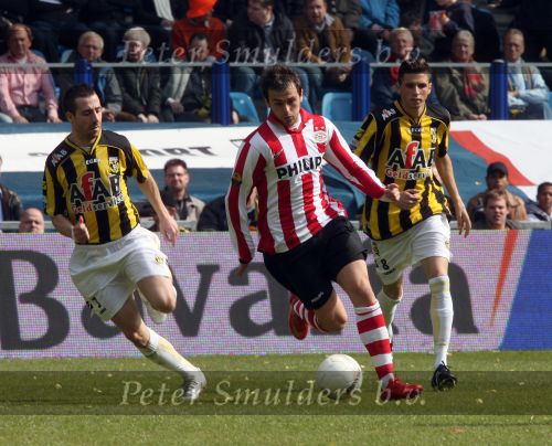 Arnhem, 20 April 2008 Kompetitiewedstrijd Vitesse-PSV, eindstand 0-1 Seizoen 2007/2008
PSV Landskampioen en wordt er dus feest gevierd
Danko Lazovic iin duel met Sebastien Sansoni