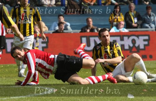 Arnhem, 20 April 2008 Kompetitiewedstrijd Vitesse-PSV, eindstand 0-1 Seizoen 2007/2008
PSV Landskampioen en wordt er dus feest gevierd
Danko Lazovic is onderuit gehaald door Sebastien Sansoni