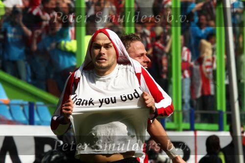 Arnhem, 20 April 2008 Kompetitiewedstrijd Vitesse-PSV, eindstand 0-1 Seizoen 2007/2008
PSV Landskampioen en wordt er dus feest gevierd
Danko Lazovic is blij met de 0-1 en dus het kampioenschap en toont zijn ondershirt met het opschrift \
