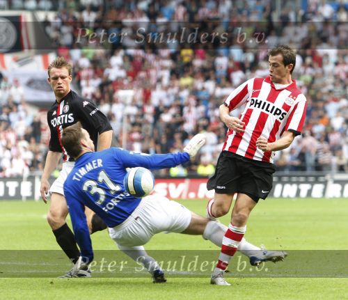 Eindhoven, 23 September 2007 Seizoen 2007/2008 Kompetitewedstrijd PSV-Feyenoord, eindstand 4-0
Danko Lazovic omspeelt Henk Timmer maar weet niet tot scoren te komen.