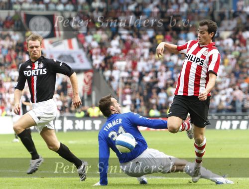 Eindhoven, 23 September 2007 Seizoen 2007/2008 Kompetitewedstrijd PSV-Feyenoord, eindstand 4-0
Danko Lazovic omspeelt Henk Timmer maar weet niet tot scoren te komen.