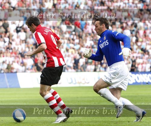 Eindhoven, 23 September 2007 Seizoen 2007/2008 Kompetitewedstrijd PSV-Feyenoord, eindstand 4-0
Danko Lazovic omspeelt Henk Timmer maar weet deze maal niet te scoren