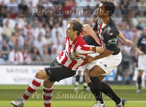 Eindhoven, 23 September 2007 Seizoen 2007/2008 Kompetitewedstrijd PSV-Feyenoord, eindstand 4-0
Danko Lazovic in duel met Giovanni v Bronckhorst