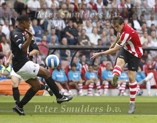 Eindhoven, 23 September 2007 Seizoen 2007/2008 Kompetitewedstrijd PSV-Feyenoord, eindstand 4-0
Danko Lazovic in duel met Andre Bahia