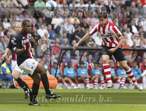 Eindhoven, 23 September 2007 Seizoen 2007/2008 Kompetitewedstrijd PSV-Feyenoord, eindstand 4-0
Danko Lazovic met Andre Bahia