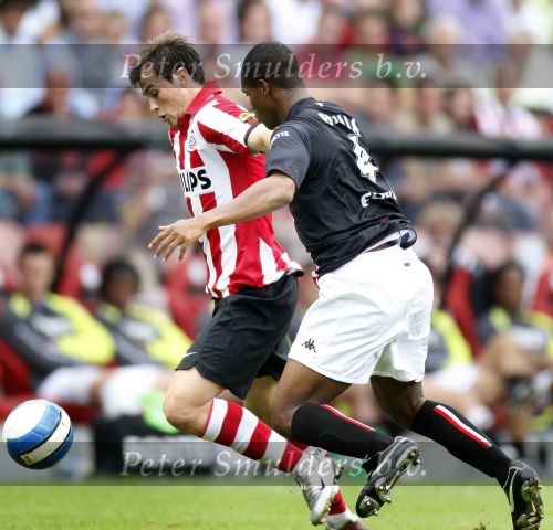 Eindhoven, 23 September 2007 Seizoen 2007/2008 Kompetitewedstrijd PSV-Feyenoord, eindstand 4-0
Danko Lazovic in duel met Andre Bahia