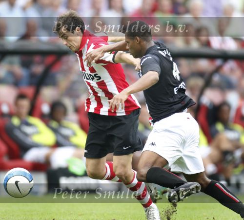 Eindhoven, 23 September 2007 Seizoen 2007/2008 Kompetitewedstrijd PSV-Feyenoord, eindstand 4-0
Danko Lazovic in duel met Andre Bahia