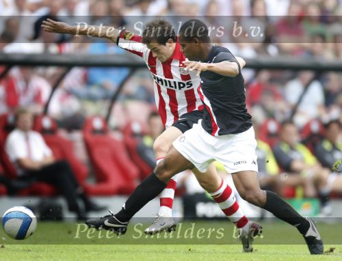 Eindhoven, 23 September 2007 Seizoen 2007/2008 Kompetitewedstrijd PSV-Feyenoord, eindstand 4-0
Danko Lazovic in duel met Andre Bahia