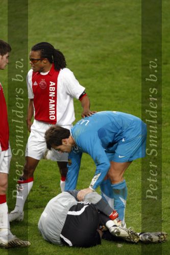 Amsterdam, 30 Januari 2008 Kompetitiewedstrijd AJAX-PSV, eindstand 0-2
Seizoen 2007/2008
Danko Lazovic troost de aanstellerige keeper van AJAX die voor dood op de grond ligt en niet eens is geraakt en Lazovic en onrechte een gele krijgt van Jan Wegereef