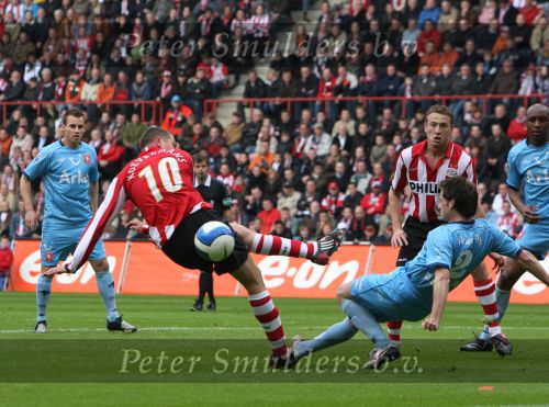 Eindhoven, 13 April 2008 Kampioenswedstrijd PSV-FC Twente, eindstand 1-1 Seizoen 2007/2008. PSV daardoor nog niet kampioen.
Danny Koevermans in een duel met Robbie Wielaert