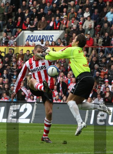 Eindhoven, 13 April 2008 Kampioenswedstrijd PSV-FC Twente, eindstand 1-1 Seizoen 2007/2008. PSV daardoor nog niet kampioen.
Sander Boschker wint het duel met Danny Koevermans