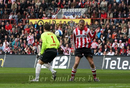 Eindhoven, 13 April 2008 Kampioenswedstrijd PSV-FC Twente, eindstand 1-1 Seizoen 2007/2008. PSV daardoor nog niet kampioen.
Sander Boschker wint het duel met Danny Koevermans