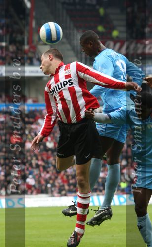 Eindhoven, 13 April 2008 Kampioenswedstrijd PSV-FC Twente, eindstand 1-1 Seizoen 2007/2008. PSV daardoor nog niet kampioen.
Danny Koevermans in een luchtduel met Douglas
