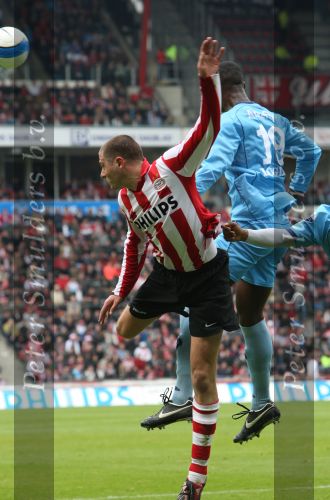 Eindhoven, 13 April 2008 Kampioenswedstrijd PSV-FC Twente, eindstand 1-1 Seizoen 2007/2008. PSV daardoor nog niet kampioen.
Danny Koevermans in een luchtduel met Douglas