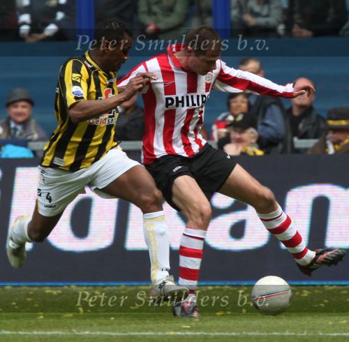 Arnhem, 20 April 2008 Kompetitiewedstrijd Vitesse-PSV, eindstand 0-1 Seizoen 2007/2008
PSV Landskampioen
Danny Koevermans in duel Civard Sprockel