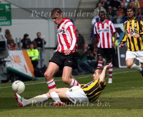 Arnhem, 20 April 2008 Kompetitiewedstrijd Vitesse-PSV, eindstand 0-1 Seizoen 2007/2008
PSV Landskampioen
Danny Koevermans in duel Sebastien Sansoni